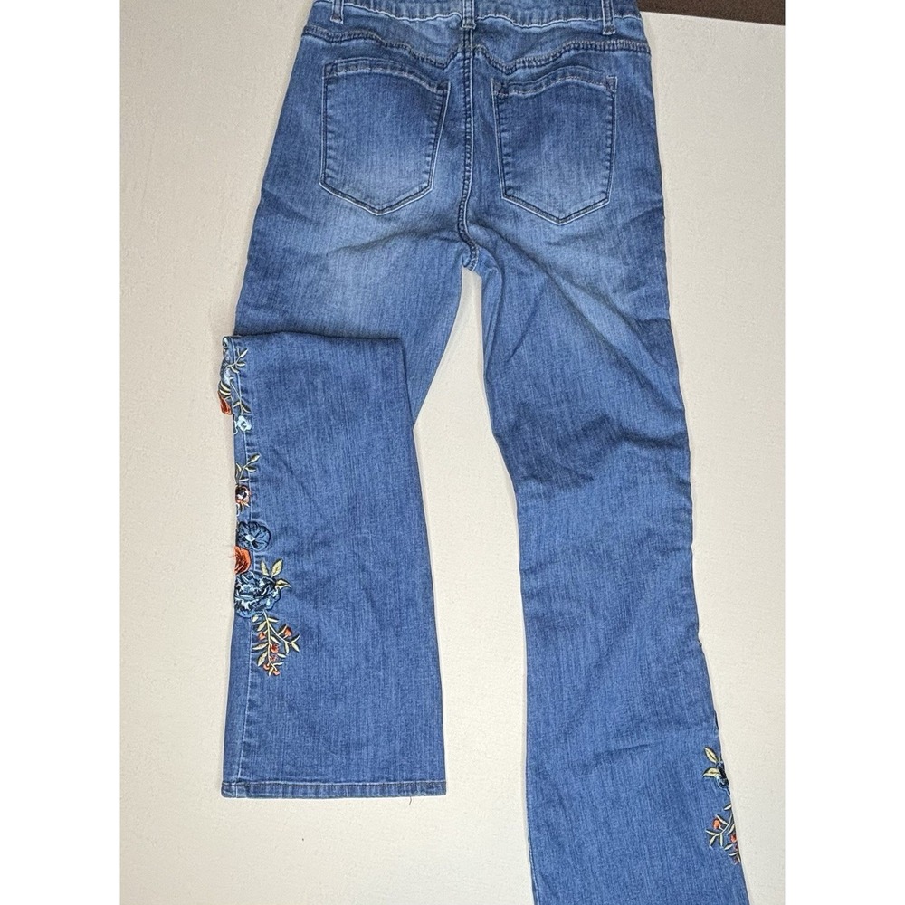 9th & Main Women's Light Blue Distressed Floral Embroidered Flare Jeans Size 8 - Picture 8 of 12